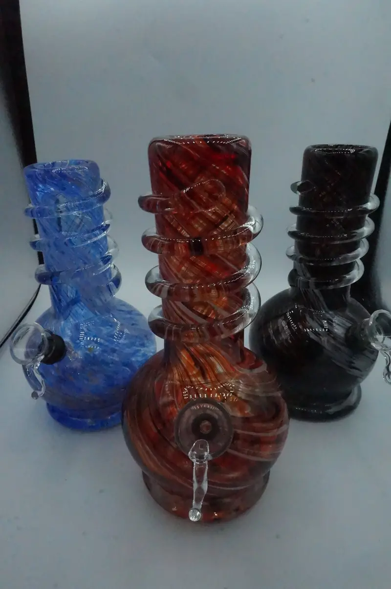 8-Inch Handcrafted Glass Water Pipe – Stylish & Efficient 1