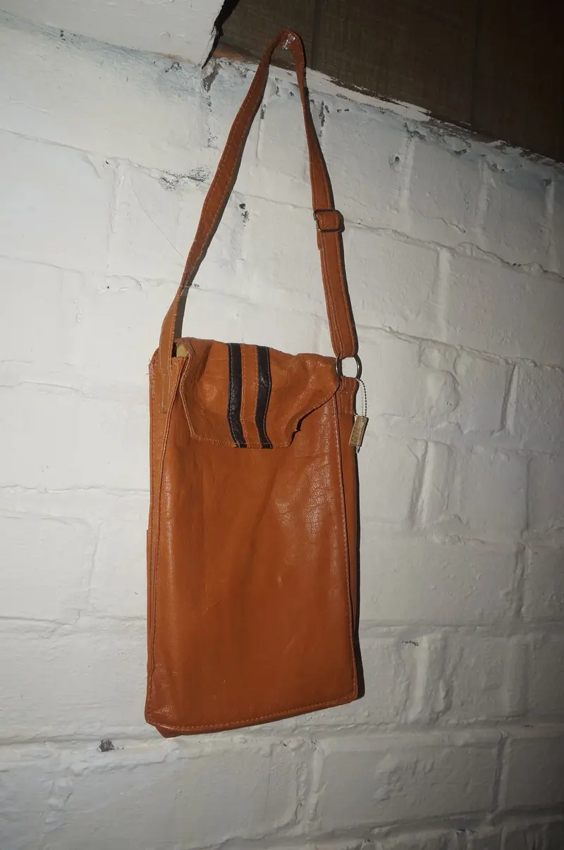 Vintage-Inspired Leather Crossbody Bag – Handcrafted Carry Option 1