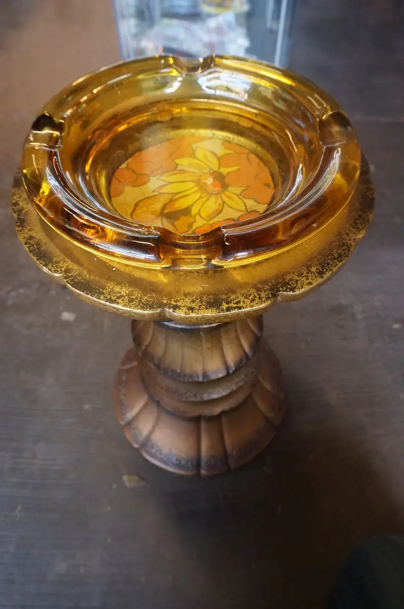 Vintage-Style Pedestal Ashtray 1